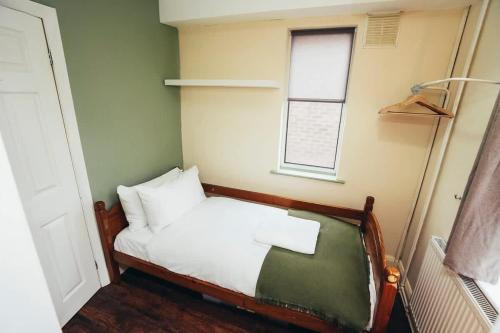 4BR Family Home, Self Check In, Parking, By DerBnB 4BR Family Home, Self Check In, Parking, By DerBnB