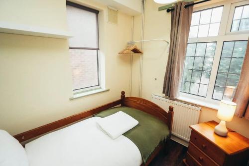 4BR Family Home, Self Check In, Parking, By DerBnB 4BR Family Home, Self Check In, Parking, By DerBnB