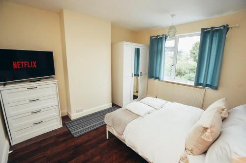 4BR Family Home, Self Check In, Parking, By DerBnB 4BR Family Home, Self Check In, Parking, By DerBnB