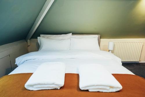 4BR Family Home, Self Check In, Parking, By DerBnB 4BR Family Home, Self Check In, Parking, By DerBnB