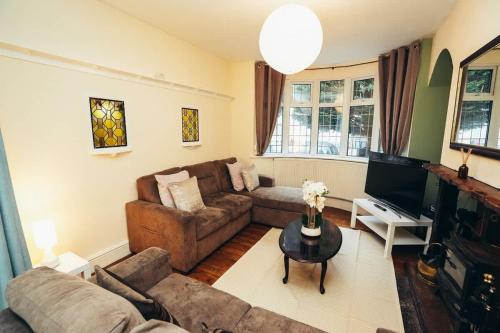 4BR Family Home, Self Check In, Parking, By DerBnB 4BR Family Home, Self Check In, Parking, By DerBnB