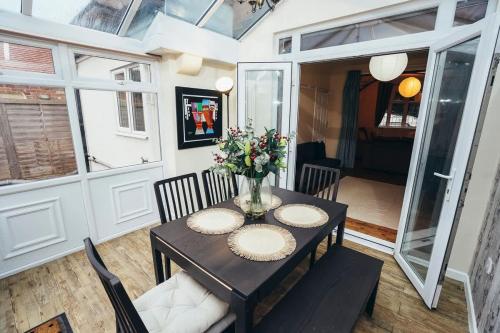 4BR Family Home, Self Check In, Parking, By DerBnB 4BR Family Home, Self Check In, Parking, By DerBnB