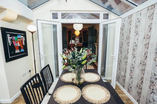 4BR Family Home, Self Check In, Parking, By DerBnB 4BR Family Home, Self Check In, Parking, By DerBnB