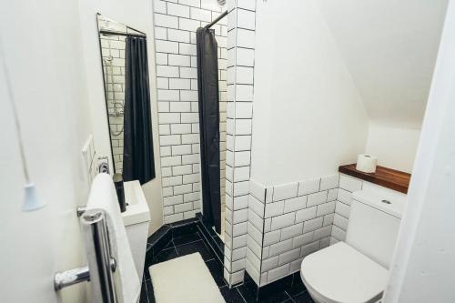 4BR Family Home, Self Check In, Parking, By DerBnB 4BR Family Home, Self Check In, Parking, By DerBnB