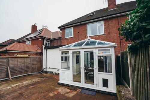 4BR Family Home, Self Check In, Parking, By DerBnB 4BR Family Home, Self Check In, Parking, By DerBnB