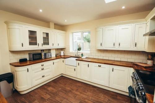 4BR Family Home, Self Check In, Parking, By DerBnB 4BR Family Home, Self Check In, Parking, By DerBnB