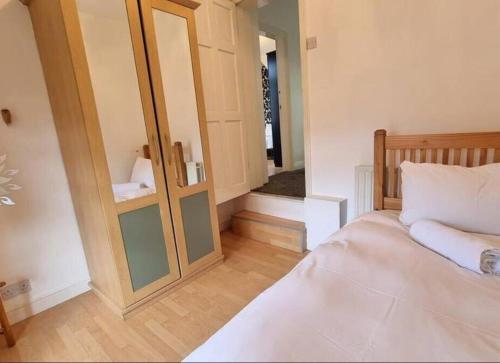 Near city centre sleeps 11, 4-spacious Bed rooms,2-Lounges 2-toilets 1-kitchen ideal Familys&Groups, Manchester (fotografie 3)