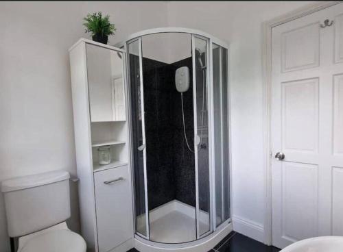 Near city centre sleeps 11, 4-spacious Bed rooms,2-Lounges 2-toilets 1-kitchen ideal Familys&Groups, Manchester (fotografie 4)