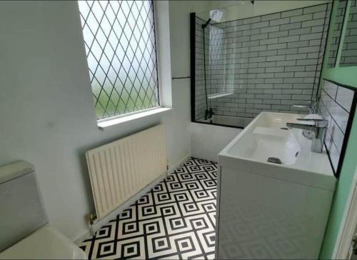 Near city centre sleeps 11, 4-spacious Bed rooms,2-Lounges 2-toilets 1-kitchen ideal Familys&Groups, Manchester (fotografie 5)