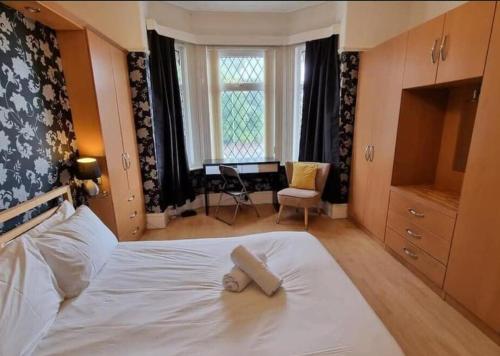 Near city centre sleeps 11, 4-spacious Bed rooms,2-Lounges 2-toilets 1-kitchen ideal Familys&Groups, Manchester (fotografie 6)