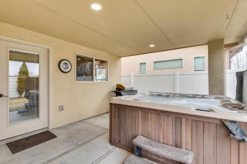 4 Mi to Dtwn Grand Junction Hot Tub Haven!