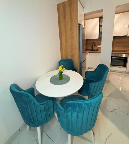 Superior One-Bedroom Apartment with Balcony image 10