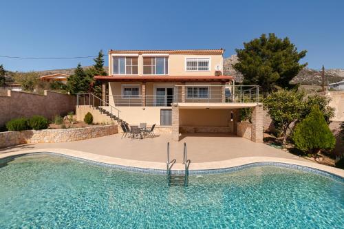 Spacious Villa With a Pool gîte à louer Elevsínia