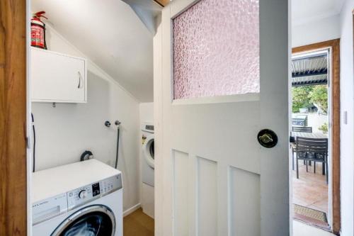 Napier Hilltop Stays - Views, Pool & Pet Friendly!