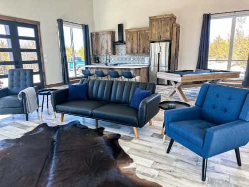 Brand New Yote Cabin, Pool Table, South of Norman