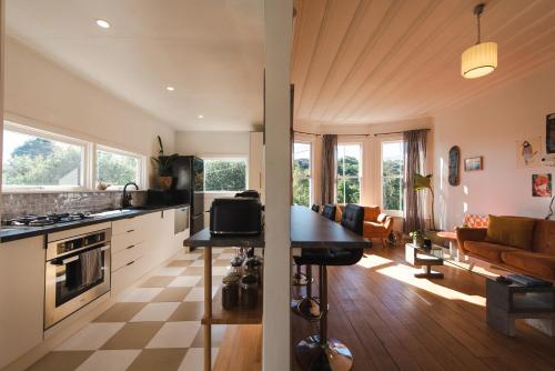 Sunrays Stay - Stylish Retreat in Lower Vogeltown