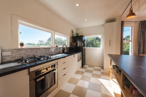 Sunrays Stay - Stylish Retreat in Lower Vogeltown