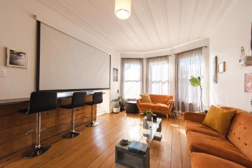 Sunrays Stay - Stylish Retreat in Lower Vogeltown