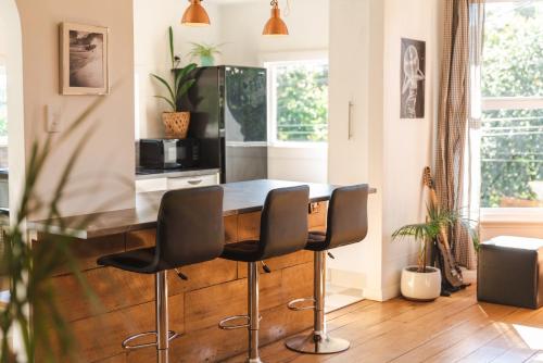 Sunrays Stay - Stylish Retreat in Lower Vogeltown