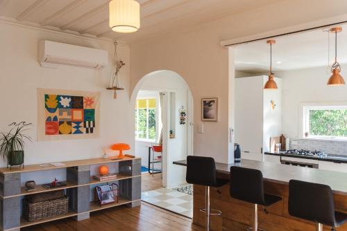 Sunrays Stay - Stylish Retreat in Lower Vogeltown