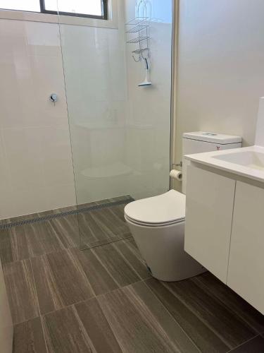 Zuhanyzó, Runway 27 Getaway - Private Room and Ensuite With Shared Kitchen and Dining in Temora