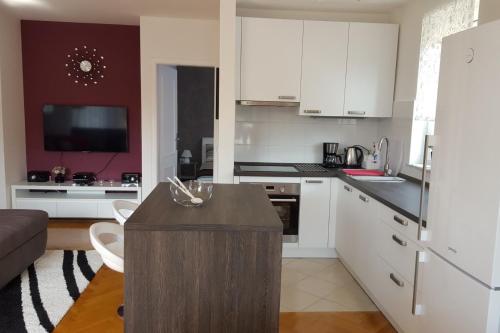 One-Bedroom Apartment with Balcony and Sea View image 5