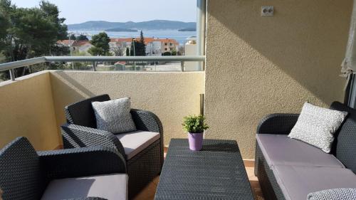 One-Bedroom Apartment with Balcony and Sea View image 2