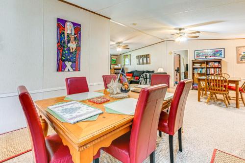 Fire Pit and Decks Creekside Cabin in Robbinsville Fire Pit and Decks Creekside Cabin in Robbinsville