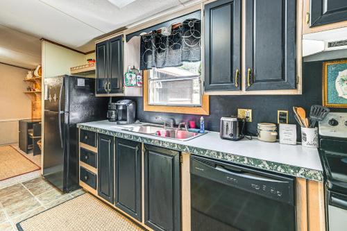 Fire Pit and Decks Creekside Cabin in Robbinsville Fire Pit and Decks Creekside Cabin in Robbinsville