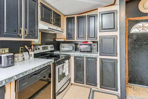 Fire Pit and Decks Creekside Cabin in Robbinsville Fire Pit and Decks Creekside Cabin in Robbinsville