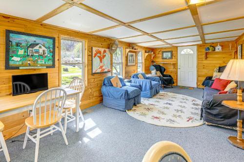 Fire Pit and Decks Creekside Cabin in Robbinsville Fire Pit and Decks Creekside Cabin in Robbinsville