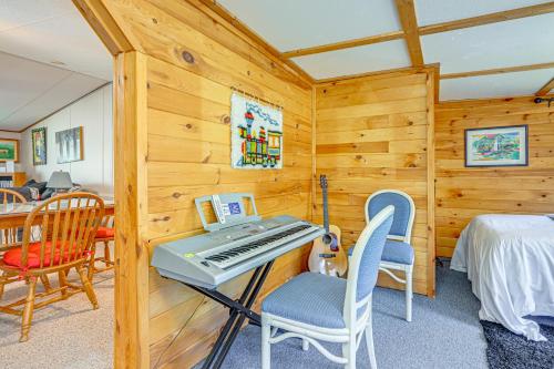 Fire Pit and Decks Creekside Cabin in Robbinsville Fire Pit and Decks Creekside Cabin in Robbinsville