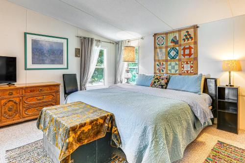 Fire Pit and Decks Creekside Cabin in Robbinsville Fire Pit and Decks Creekside Cabin in Robbinsville