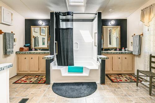 Fire Pit and Decks Creekside Cabin in Robbinsville Fire Pit and Decks Creekside Cabin in Robbinsville