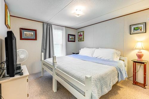 Fire Pit and Decks Creekside Cabin in Robbinsville Fire Pit and Decks Creekside Cabin in Robbinsville