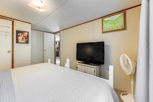 Fire Pit and Decks Creekside Cabin in Robbinsville Fire Pit and Decks Creekside Cabin in Robbinsville