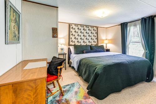 Fire Pit and Decks Creekside Cabin in Robbinsville Fire Pit and Decks Creekside Cabin in Robbinsville