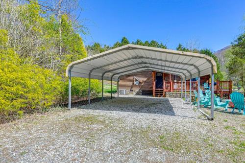 Fire Pit and Decks Creekside Cabin in Robbinsville Fire Pit and Decks Creekside Cabin in Robbinsville