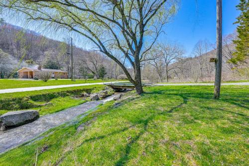 Fire Pit and Decks Creekside Cabin in Robbinsville Fire Pit and Decks Creekside Cabin in Robbinsville