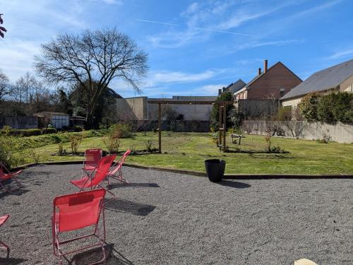 Maison lumineuse avec jardin prive - Ideale pour famille, amis ou sejour pro - Centre historique - F in Chateau-Renard