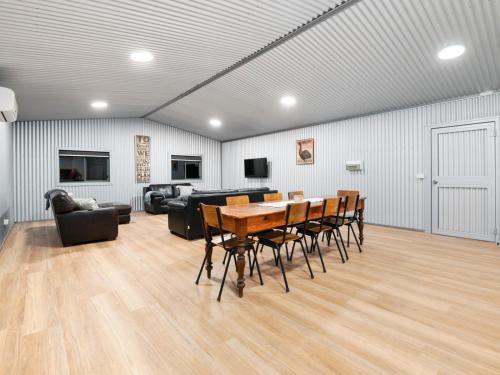 Shared lounge/TV area, Lake Victoria Lodge, Rufus in Murtho