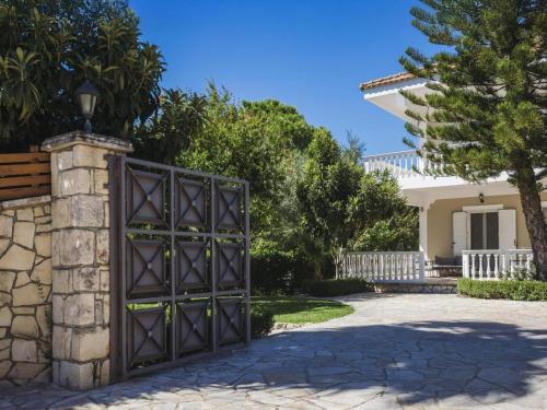 Előcsarnok, Villa in Kypseli with Private Pool  Gardens in Kipseli