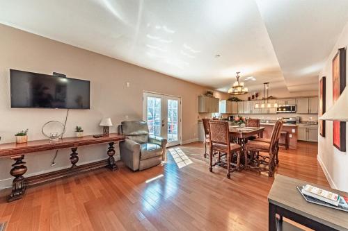 Huge Cozy Home with Many Bedrooms in Ivywild in Colorado Springs, USA