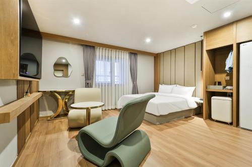 room detail thumbnail 1