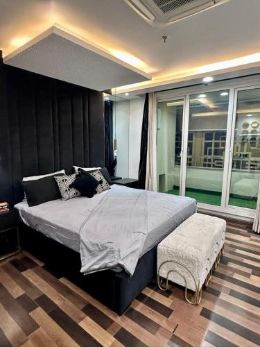 One-Bedroom Apartment image 9