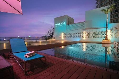 Piscină, M Social Resort Penang in Penang