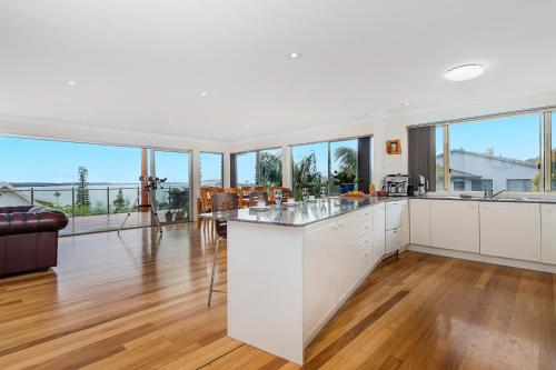 Sea-Eagle Sanctuary - views, pool, stroll to beach in Bonny Hills