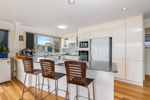 Sea-Eagle Sanctuary - views, pool, stroll to beach in Bonny Hills