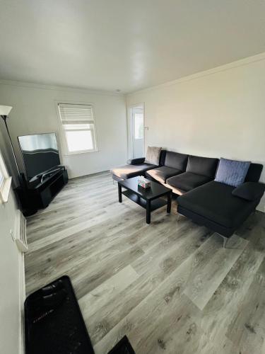 Спільний лаунж/ТБ зона, Charming & Spacious 3 bedroom Home near Downtown Ferndale, MI in Hazel Park