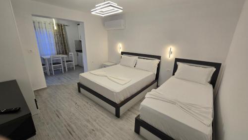 1 queen bed, 1 twin bed